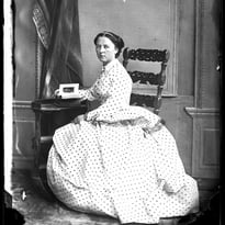 Exposition "Crinoline, coiffe normande et pantalon, les femmes et leurs vêtements à travers la photographie,1840-1920"