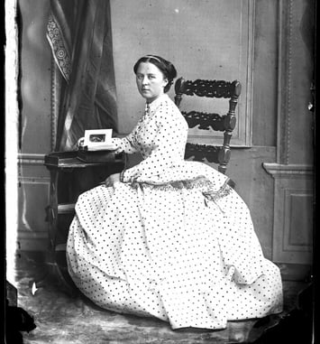 Exposition "Crinoline, coiffe normande et pantalon, les femmes et leurs vêtements à travers la photographie,1840-1920"