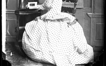 Exposition "Crinoline, coiffe normande et pantalon, les femmes et leurs vêtements à travers la photographie,1840-1920"