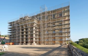 Levez les yeux ! C'est le chantier au château de Bénouville !
