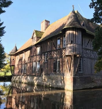 Levez les yeux ! Le manoir de Coupesarte, un jeu de construction !