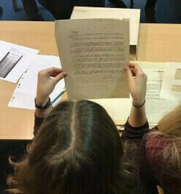 Levez les yeux ! Visite guidée : dans les petits papiers des archives