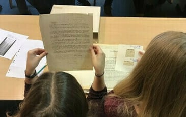 Levez les yeux ! Visite guidée : dans les petits papiers des archives