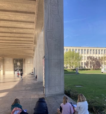 Levez les yeux ! À travers l'université et le château de Caen, suivez l'architecte !