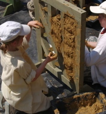 Levez les yeux ! Ateliers torchis et pans de bois, mettez la main à la pâte  au château de Crèvecœur !