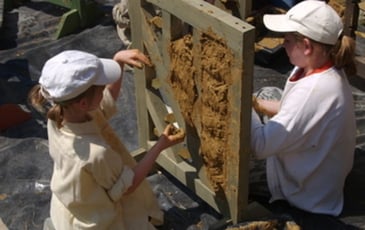 Levez les yeux ! Ateliers torchis et pans de bois, mettez la main à la pâte  au château de Crèvecœur !