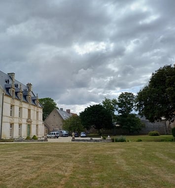 Levez les yeux ! Entre manoir et marais, le patrimoine historique et le patrimoine naturel se répondent