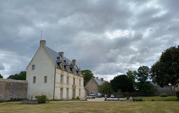 Levez les yeux ! Entre manoir et marais, le patrimoine historique et le patrimoine naturel se répondent