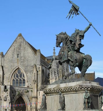 Levez les yeux ! Patrimoine de Falaise, le château mais pas que… !
