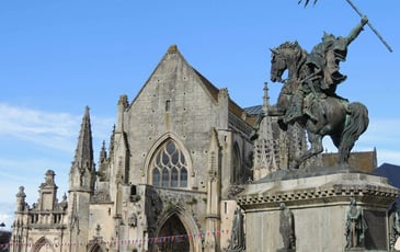 Levez les yeux ! Patrimoine de Falaise, le château mais pas que… !