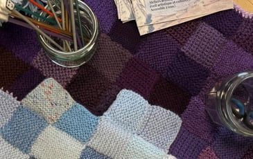 Atelier : tricoter entouré d'œuvres du musée