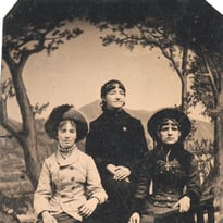 Photographies du XIXe et du XXe siècle et appareils photographiques instantanés du XXe et XXIe siècles