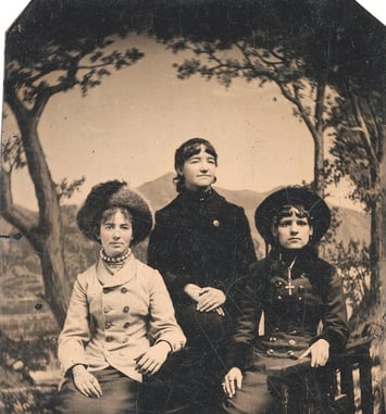 Photographies du XIXe et du XXe siècle et appareils photographiques instantanés du XXe et XXIe siècles