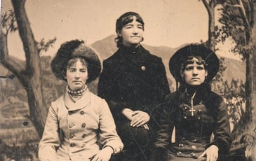 Photographies du XIXe et du XXe siècle et appareils photographiques instantanés du XXe et XXIe siècles