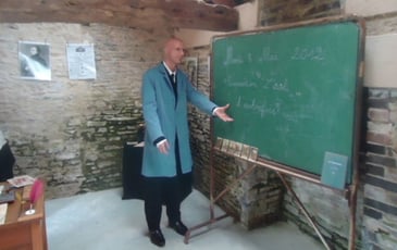 Exposition : plumes, blouses et tableaux noirs, l'école du siècle dernier