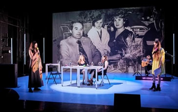 Spectacle "Radio live — Portrait Hala Rajab"
